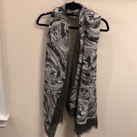Gorgeous wrap/scarf - Picture 4 of 6